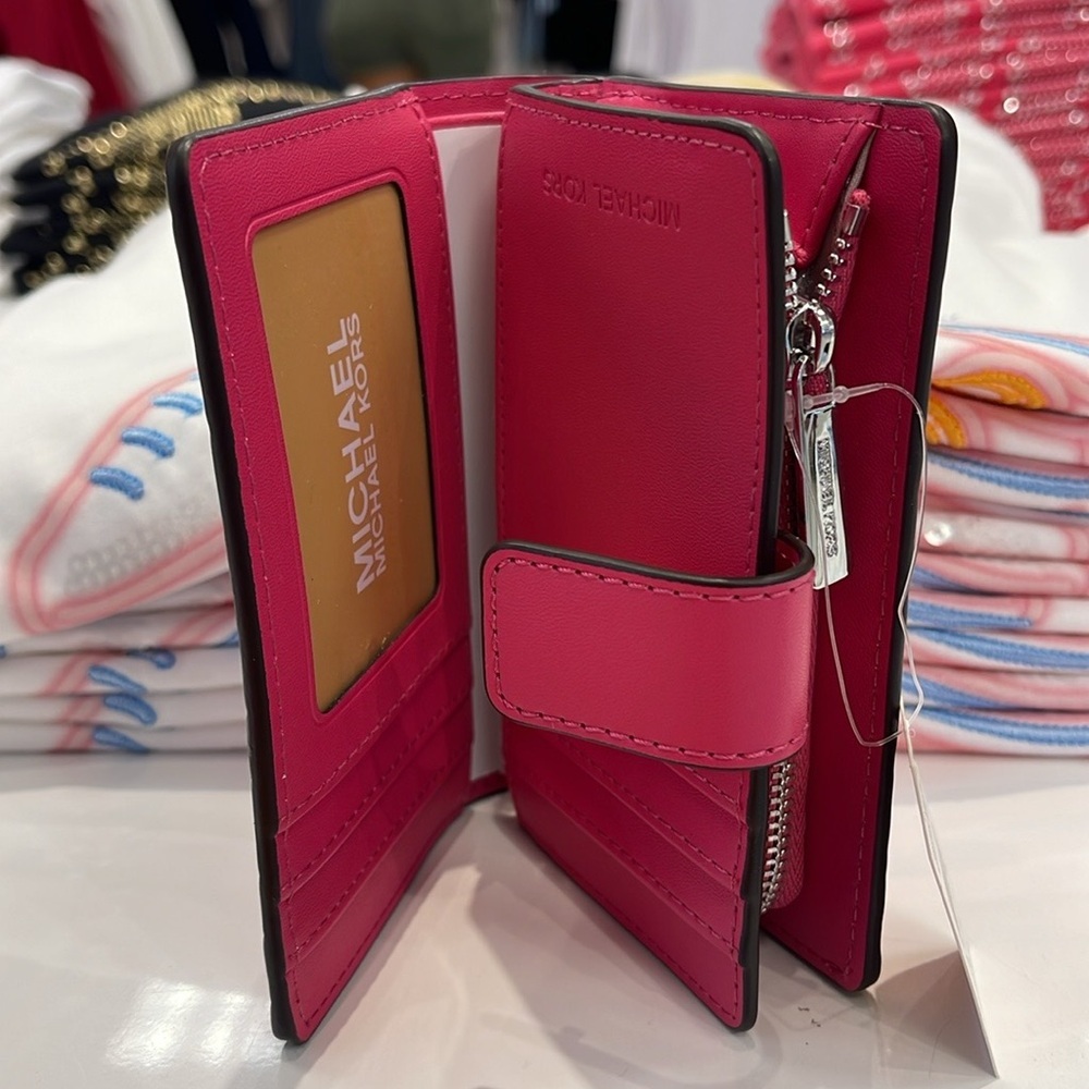 Michael Kors Jet Set Medium Floral Print Bi-Fold Wallet
Dragonfruit
NWT - Picture 11 of 16